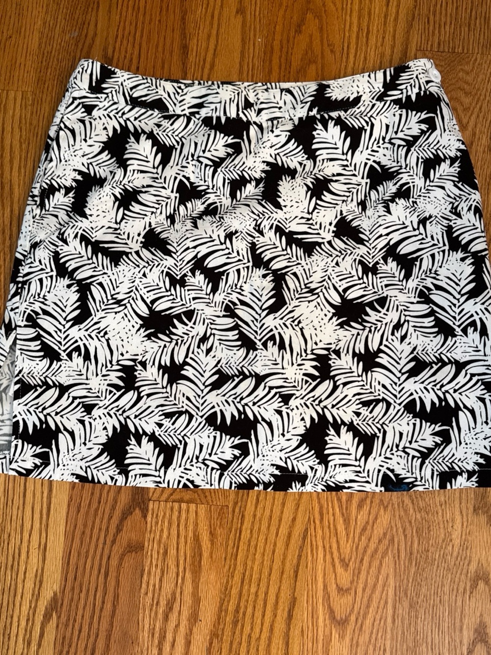 Allyson Whitmore Black and White Leaf-Print Skort